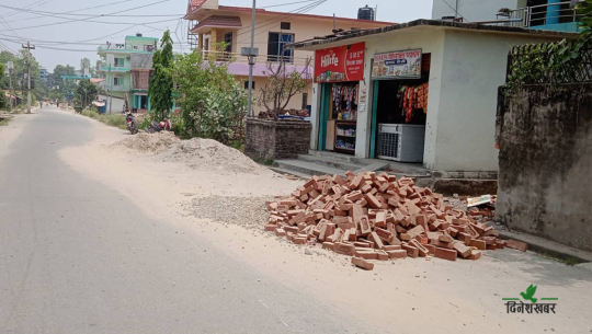 धनगढीका सडकमा निर्माण सामग्री राख्ने क्रम रोकिएन, के गर्दैछ उपमहानगर ?