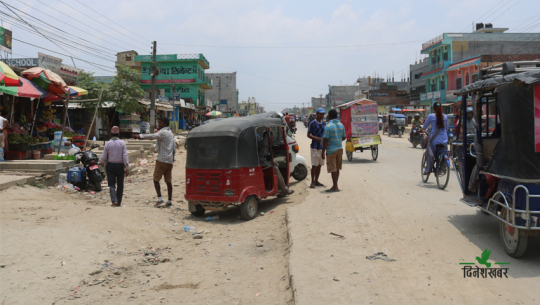 धनगढीमा हुलाकी सडकको स्तरोन्नति सुस्त, अग्ला नालीले पानी जम्ने चिन्ता