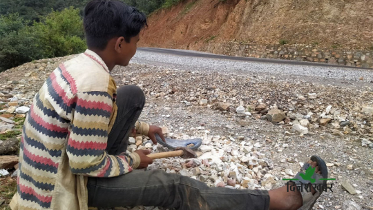 ‘पढाइ हुँदैन, विद्यालयमा खाली बस्नुभन्दा सय रुपैयाँ कमाइरहेको छु’