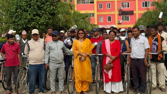 मोबाइल र साइकल सहयोग पाएपछि कैलालीका भलमन्सा र चौकिदारलाई काम गर्न सजिलो