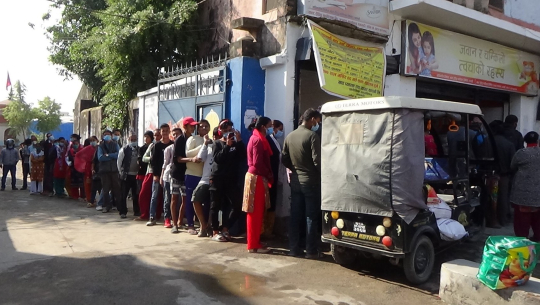 धनगढीको सुपथ मूल्य पसलमा विहानैदेखि सेवाग्राहीको घुँइचो, व्यवस्थापनमा उदासिनता