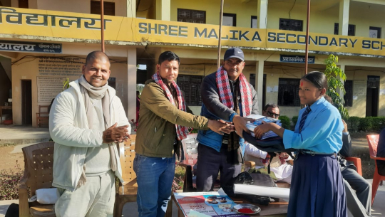 गौरीगंगाका १५ जना बालबालिकालाई शैक्षिक सामाग्री वितरण