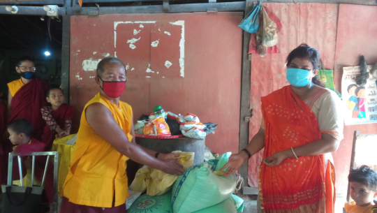 जन्मोत्सवको अवसरमा गोदावरीकी उपप्रमुख कडायतद्वारा खाद्यान्न सहयोग