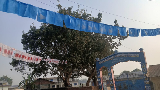 कैलालीमा निर्वाचन आचारसंहिता विपरित विद्यालय गेटमै पार्टीका झण्डा 