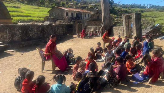 डोटीको एक विद्यालयका विद्यार्थी कक्षाकोठा नहुँदा चौरमा पढ्न बाध्य