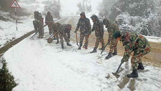 हिउँ पन्छाएपछि अवरुद्ध दशरथचन्द राजमार्ग खुल्यो