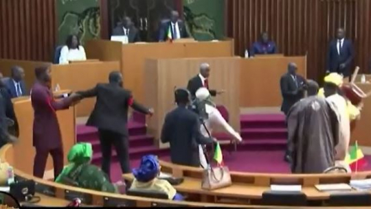 सेनेगलको संसद बैठकमा तनाव, सांसदहरुबीच कुटाकुट