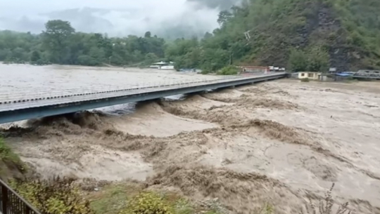 डोटीमा बाढीपहिरो पीडितलाई राहत वितरण