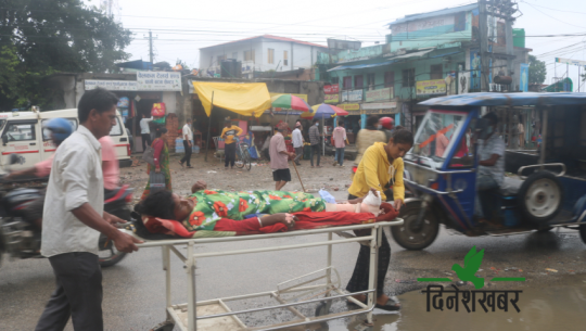 सेती अस्पतालमा शल्यक्रियाको पालो नपाएपछि बिरामीलाई निजी क्लिनिकमा लग्दै आफन्तहरू