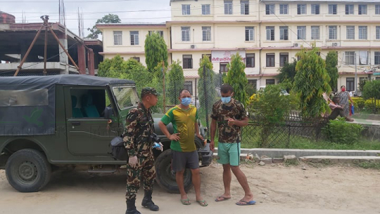 सेतीमा कोरोनाका कारण मृत्यु भएका पुरुषको शव व्यवस्थापन नेपाली सेनाले गर्दै