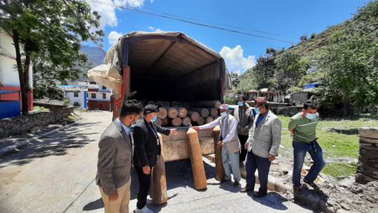 कालङ्गा हाईड्रोका १ सय ५४ अक्सिजन ग्याँसका सिलिन्डर स्वास्थ्य कार्यालय बझाङलाई हस्तान्तरण