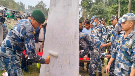 कैलाली र कञ्चनपुरमा १६९ ‘बिजोर’ सीमास्तम्भको सशस्त्र प्रहरीले मर्मत गर्दै
