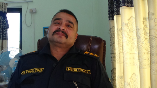 चोरीमा संग्लनलाई २३ लाख सहित नक्कली अभिभावक बनाएर किन छोड्यो कैलाली प्रहरीले