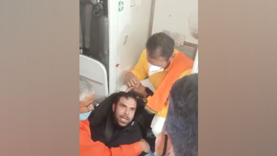 प्रेमिकाले छोडेका युवकले उडिरहेको विमानको ढोका खोल्न थालेपछि...