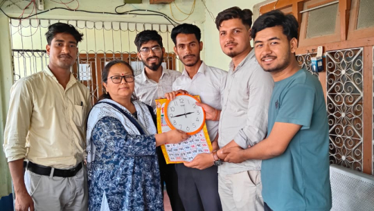 स्व.वि.यु के.एम.सि द्वारा परिक्षा नियन्त्रक लाई समयमा चल्न व्यङ्ग्य स्वरुप घडि र क्यालेन्डर प्रदान 