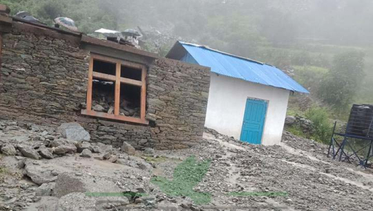 पहिराेले विद्यालयको भवन बगायो