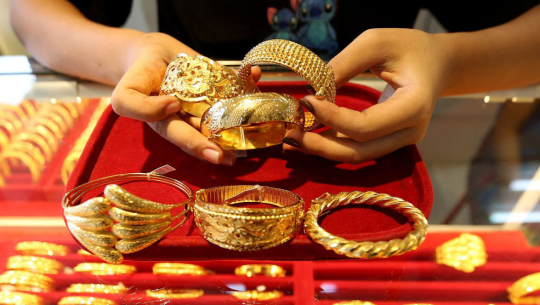 सुनको मूल्य तोलामा नौ सयले घट्यो