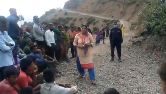 बैतडीको पंञ्चेश्वरमा राहत वितरणमा विभेद गरेको भन्दै स्थानीयको विरोध