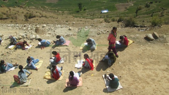 बस्नका लागी घर बाटै चकटी बोकेर स्कुल जान्छन् विद्यार्थी 