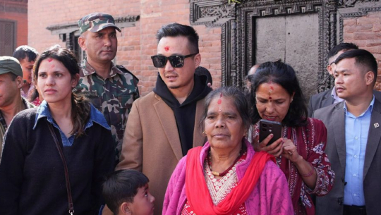 गृहमन्त्री गुरुङबाट जीवित देवी कुमारीको दर्शन