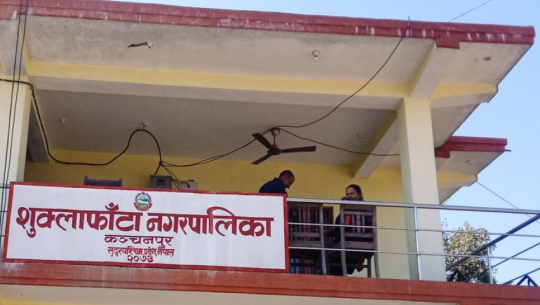 कञ्चनपुरको शुक्लाफाँटा नगरपालिका वैदेशिक रोजगारबाट फर्केहरूका तथ्याङ्क सङकलन गर्दै 