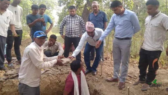 गौरीगंगा नगरपालिका वडा नम्बर ४ को त्रिवेणी सामुदायिकमा शिलान्यास भइरहेको भ्यू–टावर 