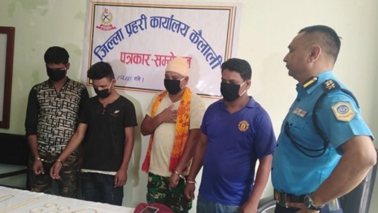 फाईल फोटो भारतमा चोरीमा संलग्नलाई सार्वजनिक गर्दै प्रहरी 