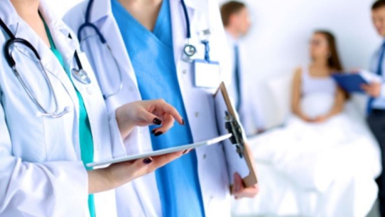 कोरोना सङ्क्रमित खोज्दै स्वास्थ्यकर्मी टोलटोलमा