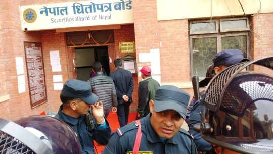 सेयर लगानीकर्तामाथि लाठीचार्ज, प्रहरीले खोल्यो ताला
