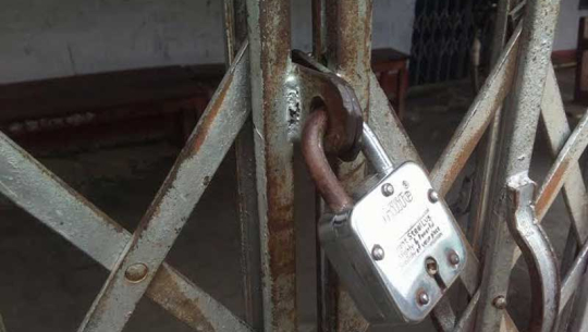 चर्को शुल्क तिर्नुपर्ने भन्दै बैतडीका बिद्यार्थी आन्दोलित, बिद्यालय प्रशासनमा तालाबन्दी