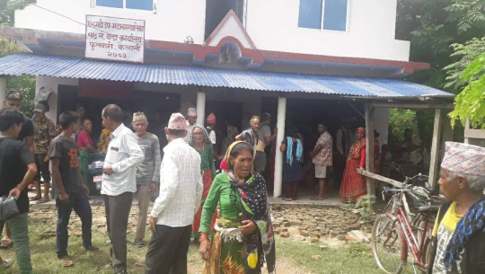 धनगढी-१४ को वडा कार्यालयमा हावाहुरी पिडीतद्धारा तालाबन्दी