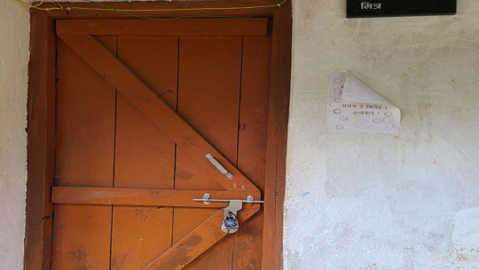 बैतडीको एक गाउँपालिकामा युवा समूहले ताला लगायो 