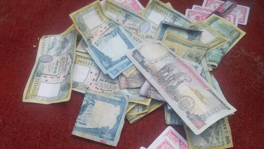 अछाममा तास खेलिरहेका १६ जना ८६ हजारसहित पक्राउ