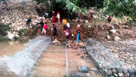 भू-क्षय रोक्न स्याली नदीमा तटबन्ध निर्माण