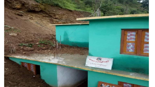 बझाङमा वडा कार्यालय पहिरोले भत्कायो