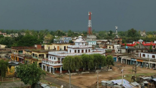 गाउँका बाटा बनाउँदै टीकापुरका युवा