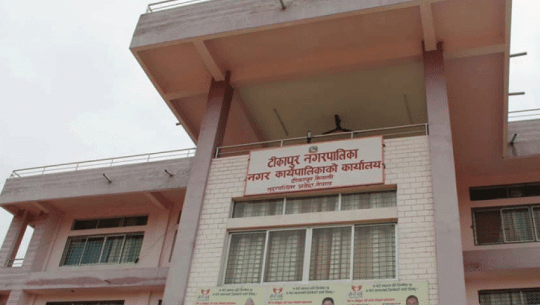 टीकापुरमा विद्युत् पोल नसार्दा सडक निर्माणमा ढिलाइ