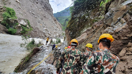 दार्चुला–तिंकर सडक अन्तर्गत निर्माणाधीन घाेरेटाे बाटाेको निरीक्षण