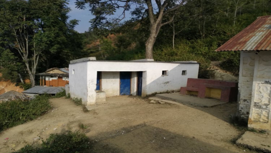 अछामका विद्यार्थीको पीडाः विद्यालयमा ६ शौचालय छन्, पानी छैन, झाडीतिर शौच