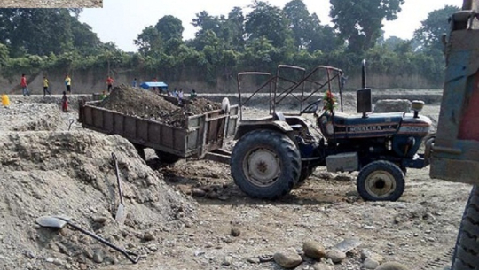कैलालीबाट चालक नभएको ट्याक्टर प्रहरी नियन्त्रणमा