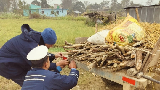 कैलालीमा गोरुगाडामा प्रहरीले टाँस्न थाल्यो स्टिकर