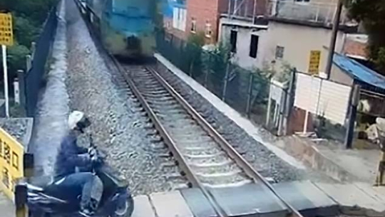 ट्रेन आएर स्कूटरलाई ठोकेपनि यसरी बाँचे चालक (भिडियो)