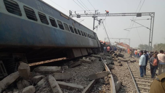 रेलवेको भग्नावशेषमा पुरिएर १४ जनाको मृत्यु, कयौं अलपत्र