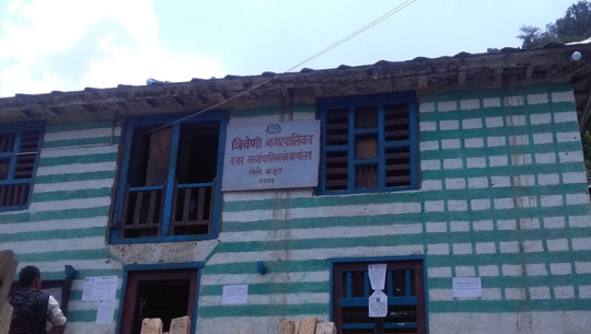 बाजुराको त्रिवेणी नगरपालिकाले जिल्लाबाहिर रहेका विद्यार्थीलाई आर्थिक सहयोग पठाउँदै