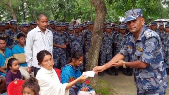 टीकापुर घटनामा मृत्यु भएका सशस्त्र प्रहरीका परिवारलाई आर्थिक सहयोग गर्दा/फाईल फोटो