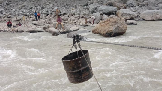 तुइनको डोरी र नेताको बाेलीले धोका दिँदा महाकालीमा बग्दै ब्याँसबासीका सपना