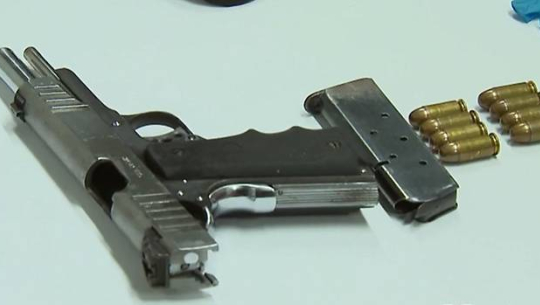 Two arrested with a pistol