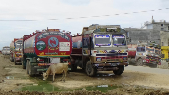 धनगढीको निरीह निगमः प्रधानमन्त्री आउँदा हटाइयो, पुनः ६ लेन सडक कब्जा गरेर पार्किंङ