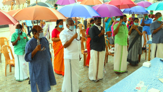 भारतमा सामाजिक दूरी कायम गराउन १० हजार छाता वितरण