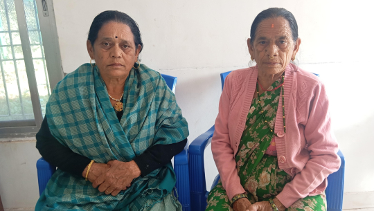 धनगढी–२ सन्तोषी टोलका खेमा देवी उपाध्याय र हरि प्रिया भट्टले गरे कपडा सहयोग